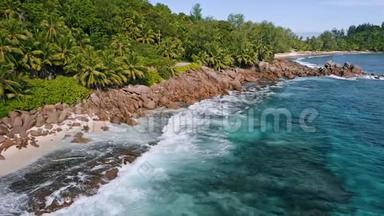 4K无人驾驶飞机在塞舌尔马河岛看到带海浪的岩石热带海岸线